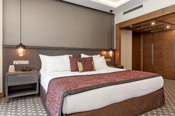Salamis Bay Conti Resort Hotel & Casino Famagusta  Quarto foto A bedroom at the hotel