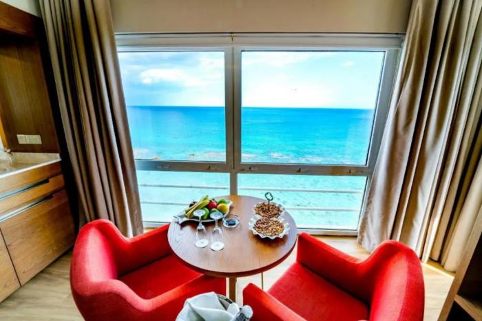Salamis Bay Conti Resort Hotel & Casino Famagusta  Quarto foto A room at the hotel
