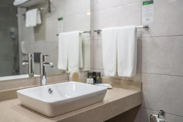 Salamis Bay Conti Resort Hotel & Casino Famagusta  Quarto foto Bathroom