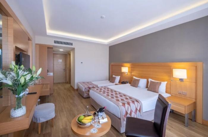 Salamis Bay Conti Resort Hotel & Casino Famagusta  Quarto foto A room at the hotel