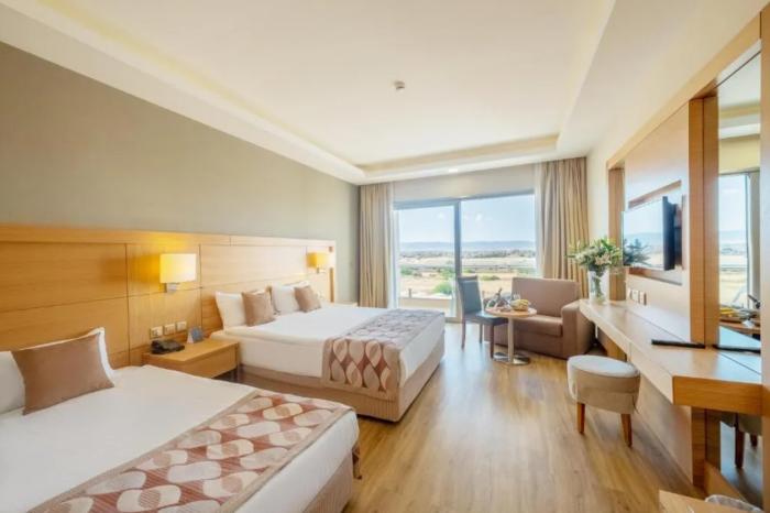 Salamis Bay Conti Resort Hotel & Casino Famagusta  Quarto foto A room at the hotel