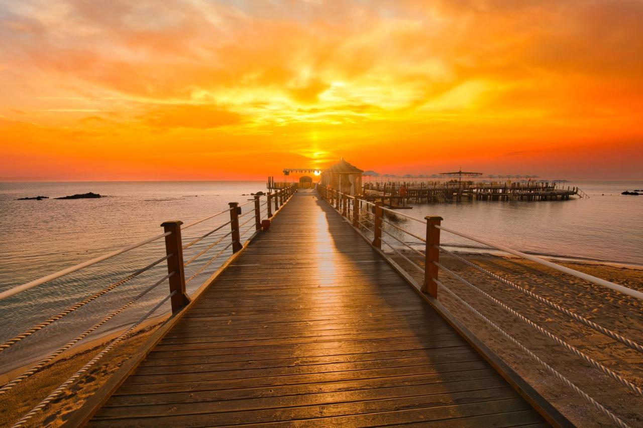 Salamis Bay Conti Resort Hotel & Casino Famagusta  Exterior foto Sunset at the pier